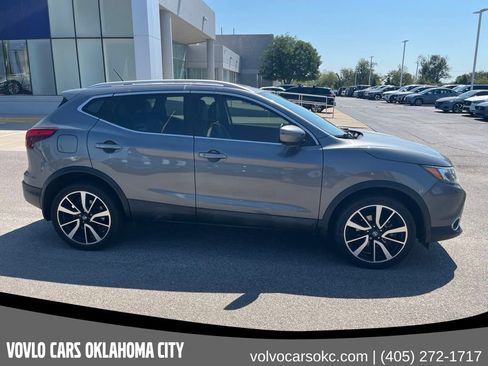 Used 2017 Nissan Rogue Sport SL w/ SL Premium Package FWD image 4
