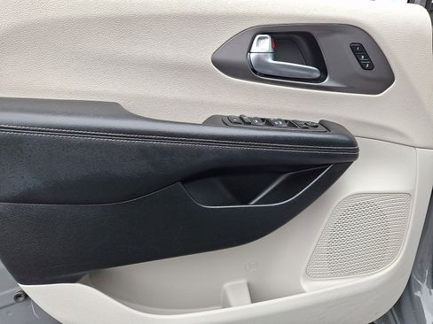 Used 2023 Chrysler Pacifica Touring-L image 14