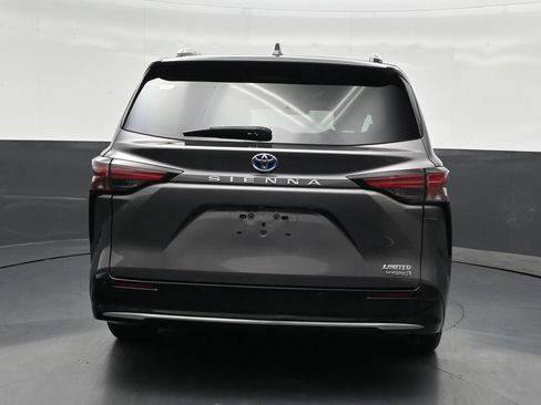 Used 2021 Toyota Sienna Limited FWD image 4
