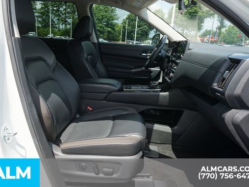 Used 2023 Nissan Pathfinder SL AWD/4WD image 23