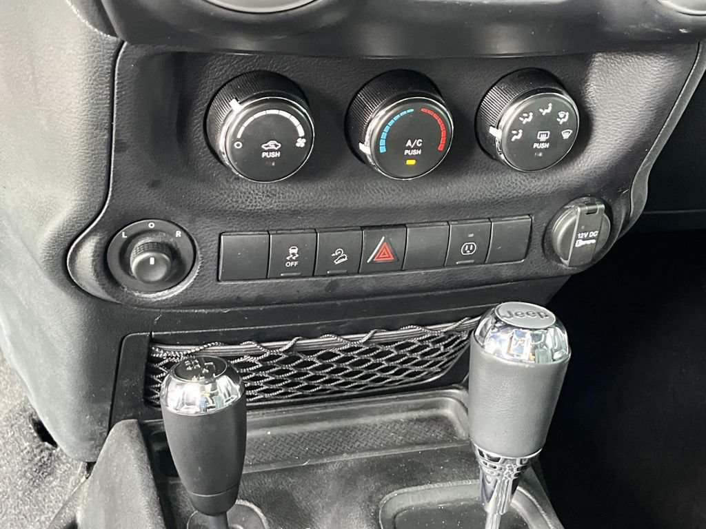 Used 2016 Jeep Wrangler Unlimited Sahara w/ Connectivity Group AWD/4WD image 30