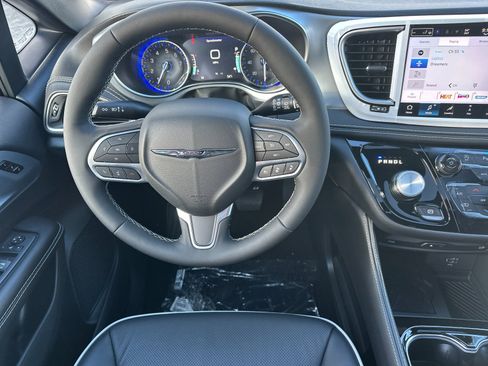 New 2026 Chrysler Pacifica Limited image 14