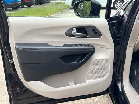 Certified 2024 Chrysler Pacifica Touring-L image 16