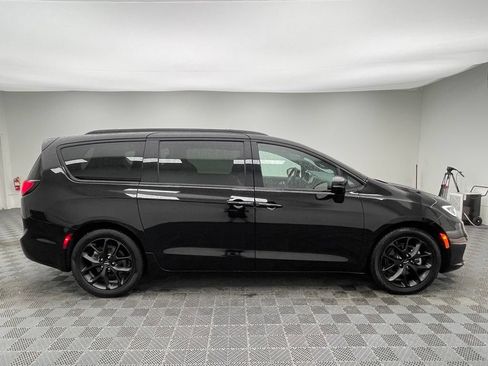 Used 2025 Chrysler Pacifica Limited FWD image 8