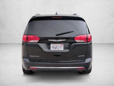 Used 2018 Chrysler Pacifica Limited image 6