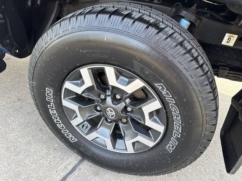 Used 2017 Toyota Tacoma TRD Off-Road w/ Tow Package AWD/4WD image 15