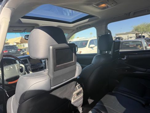 Used 2015 Lexus LX 570 4WD w/ Luxury Package image 19