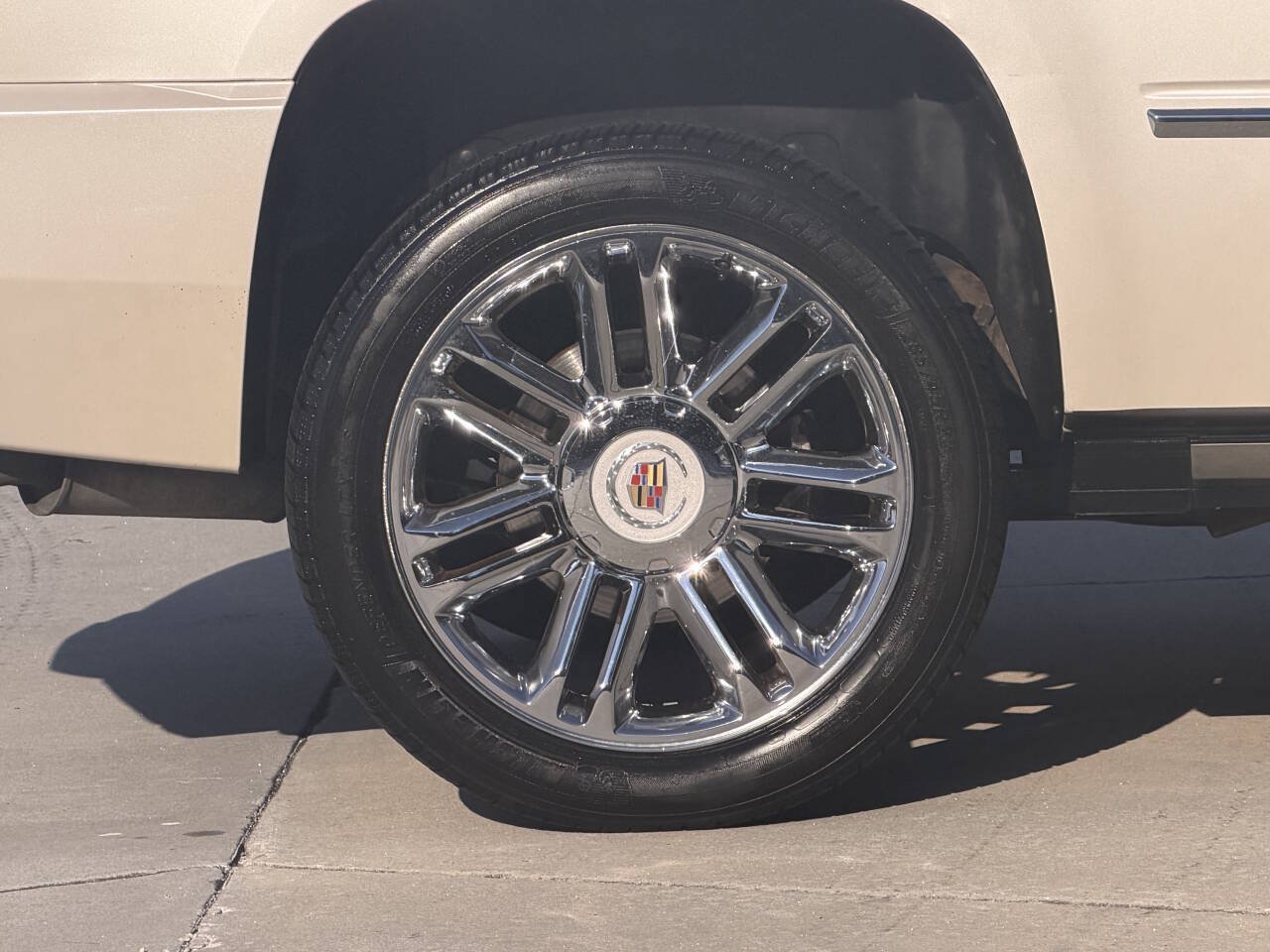 Used 2011 Cadillac Escalade Platinum AWD/4WD image 30