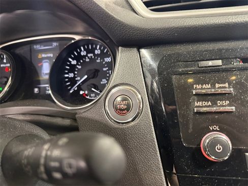 Used 2015 Nissan Rogue SV w/ SV Moonroof Package image 29