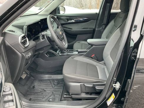 Used 2025 Chevrolet TrailBlazer LT AWD/4WD image 2