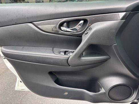 Used 2017 Nissan Rogue SV w/ Midnight Edition image 7