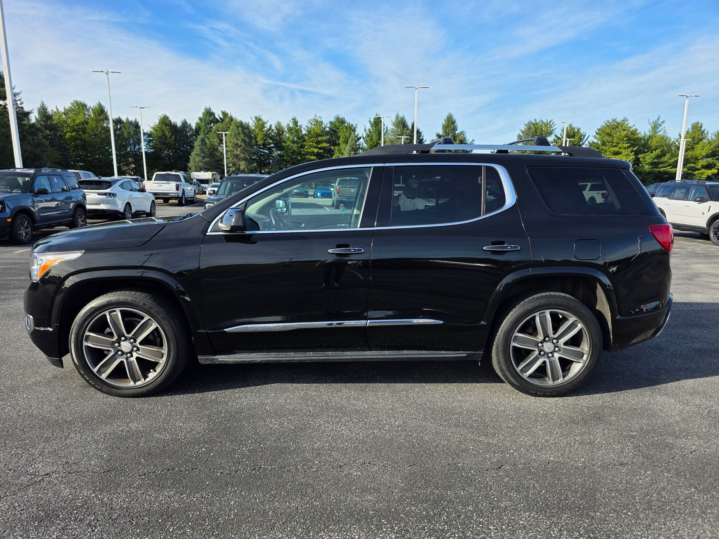 Used 2017 GMC Acadia Denali w/ Technology Package AWD/4WD image 2
