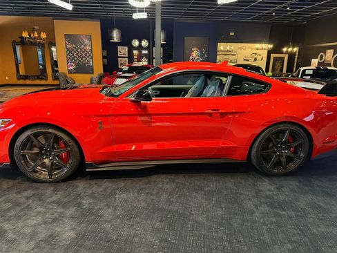 Used 2022 Ford Mustang Shelby GT500 w/ Carbon Fiber Track Pack RWD image 3