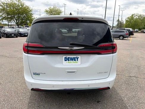 Used 2023 Chrysler Pacifica Limited FWD image 4