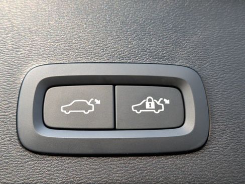 Used 2025 Volvo XC40 B5 Core image 34