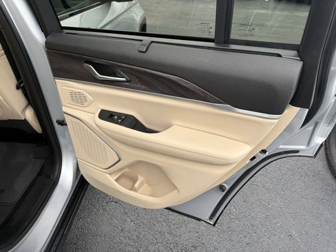 Used 2023 Jeep Grand Cherokee Limited w/ Luxury Tech Group II image 12