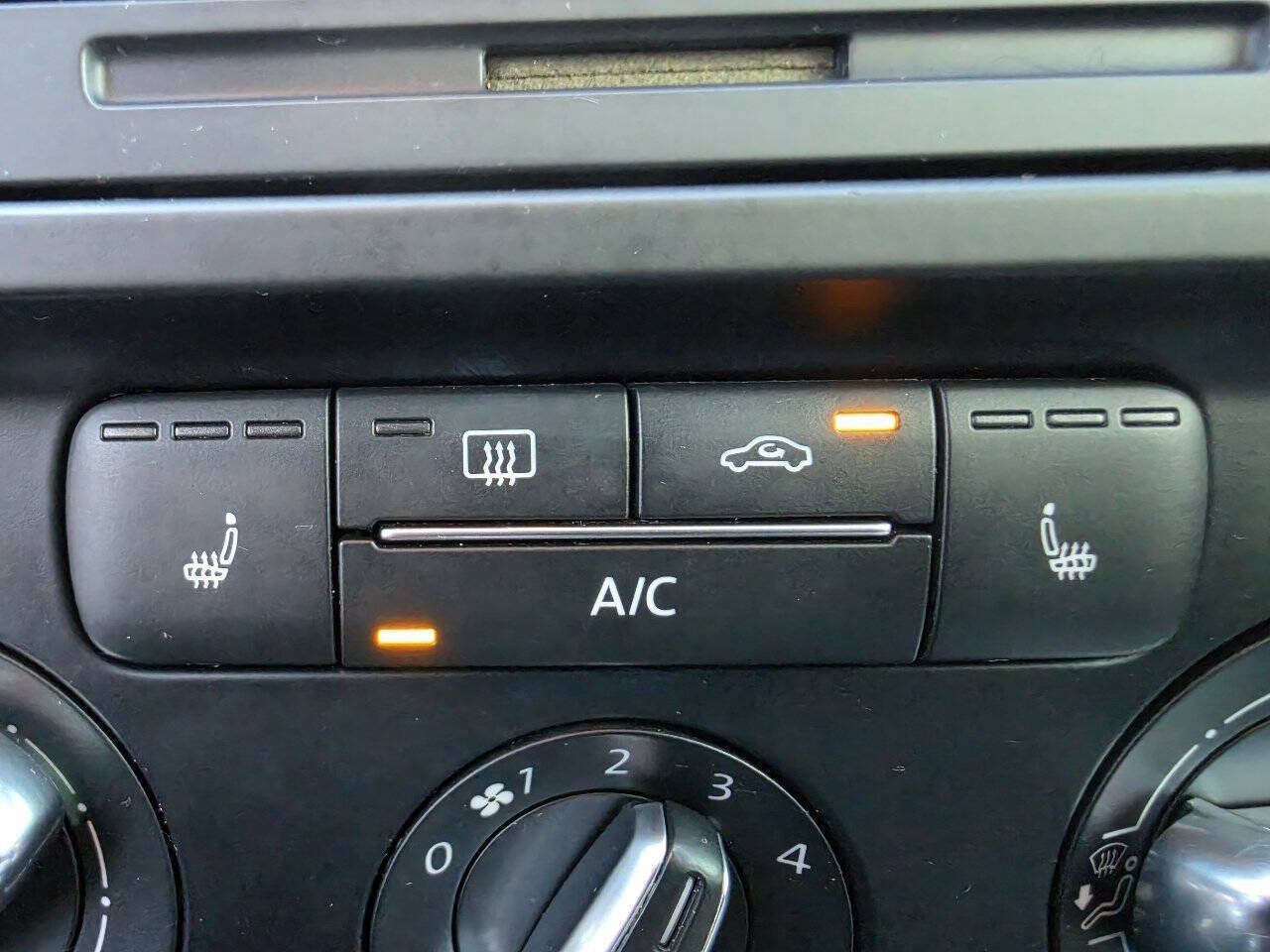 Used 2013 Volkswagen Jetta SE FWD image 19