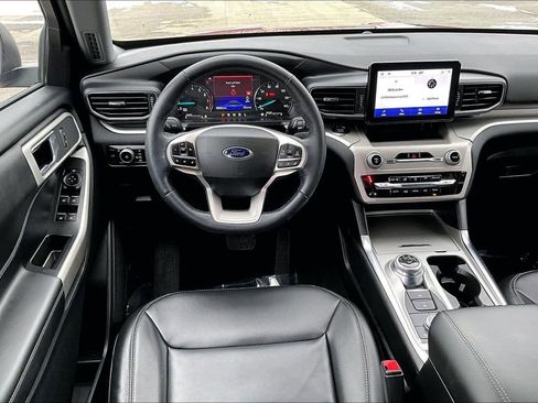 Certified 2022 Ford Explorer XLT w/ Equipment Group 202A image 5