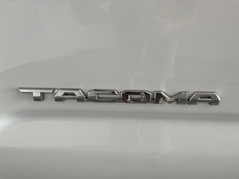 Used 2018 Toyota Tacoma Limited AWD/4WD image 38