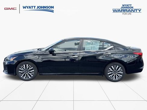 Used 2025 Nissan Altima 2.5 SV FWD image 2