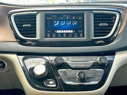 Used 2021 Chrysler Voyager Lxi image 16