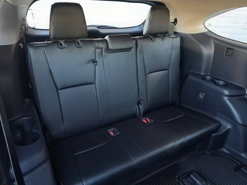 Used 2021 Toyota Highlander XLE FWD image 18