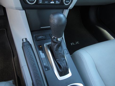 Used 2017 Acura ILX w/ Premium Package image 18