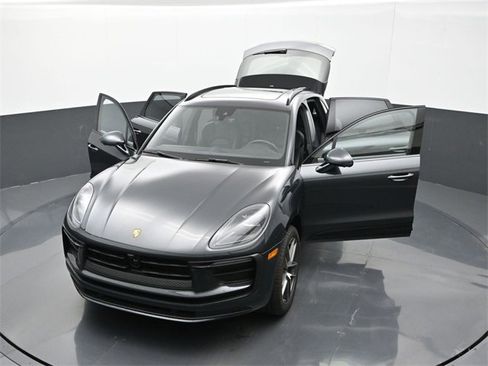 Used 2025 Porsche Macan image 29