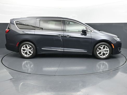 Used 2019 Chrysler Pacifica Touring-L Plus w/ Advanced Safetytec Group FWD image 6