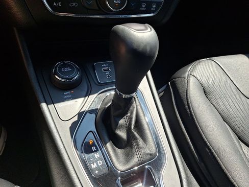 Used 2019 Jeep Cherokee Limited w/ Luxury Group AWD/4WD image 14