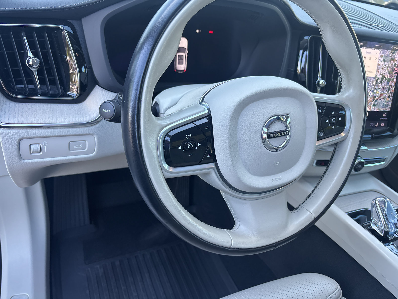 Used 2022 Volvo XC60 B6 Inscription w/ Protection Package Premier AWD/4WD image 11