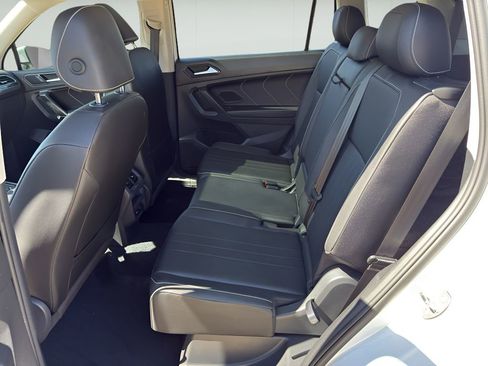 Used 2022 Volkswagen Tiguan SE w/ Panoramic Sunroof Package image 12