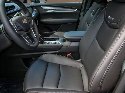 Used 2025 Cadillac XT5 Luxury FWD image 7