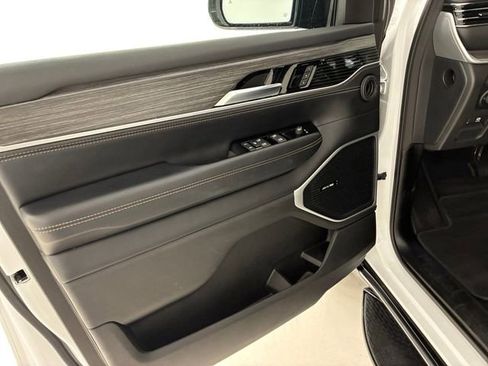 Used 2024 Jeep Wagoneer L Series II w/ Flexible Seating Group AWD/4WD image 13