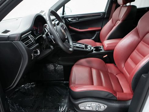 Certified 2025 Porsche Macan image 16