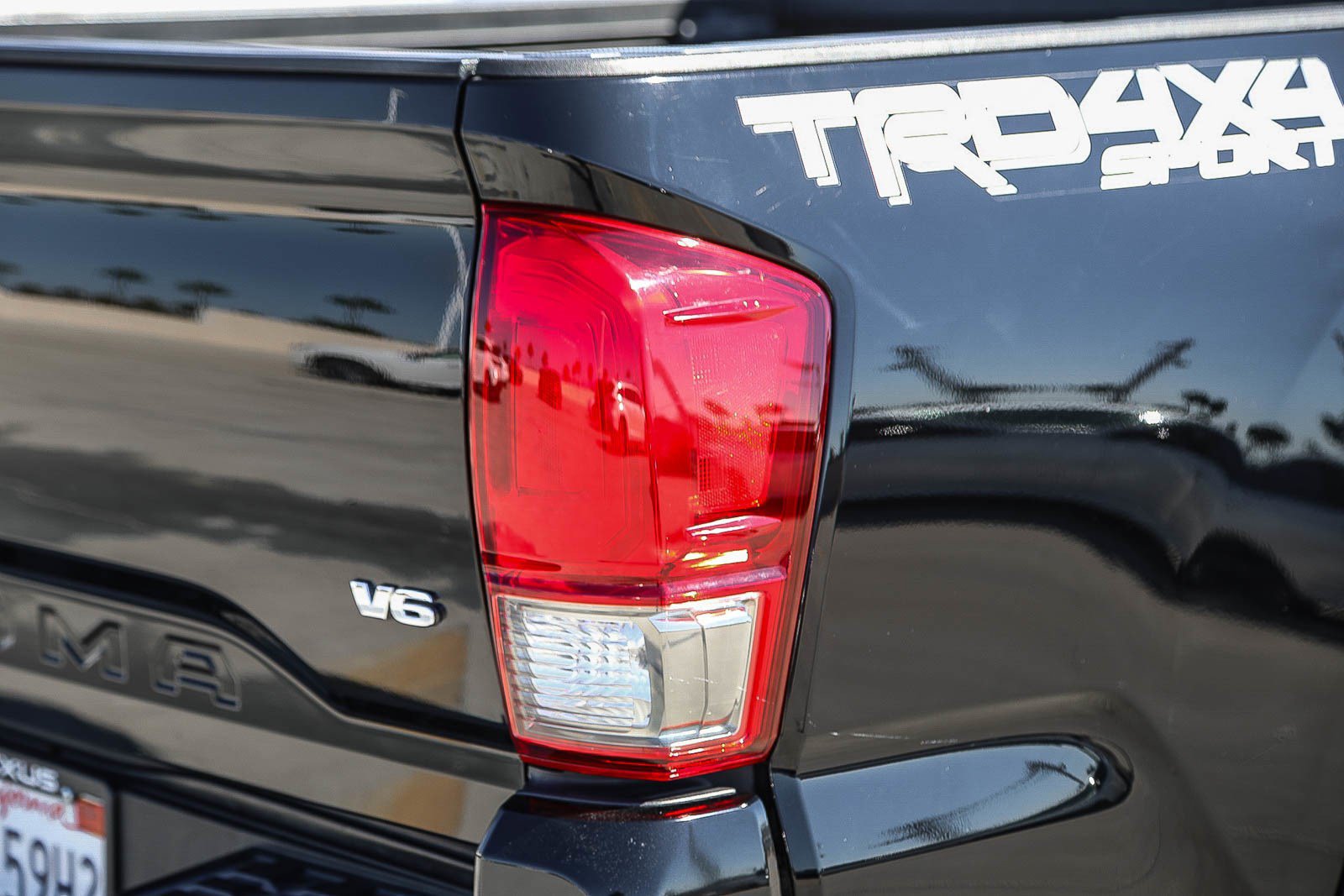 Used 2017 Toyota Tacoma TRD Sport AWD/4WD image 9