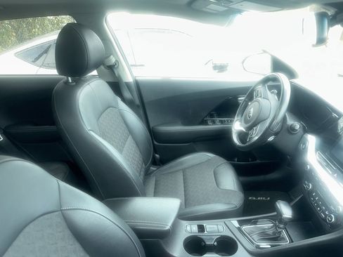 Used 2020 Kia Niro Touring image 6