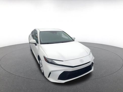 Used 2025 Toyota Camry LE image 3