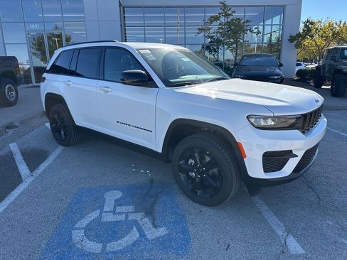 New 2025 Jeep Grand Cherokee Altitude AWD/4WD image 38