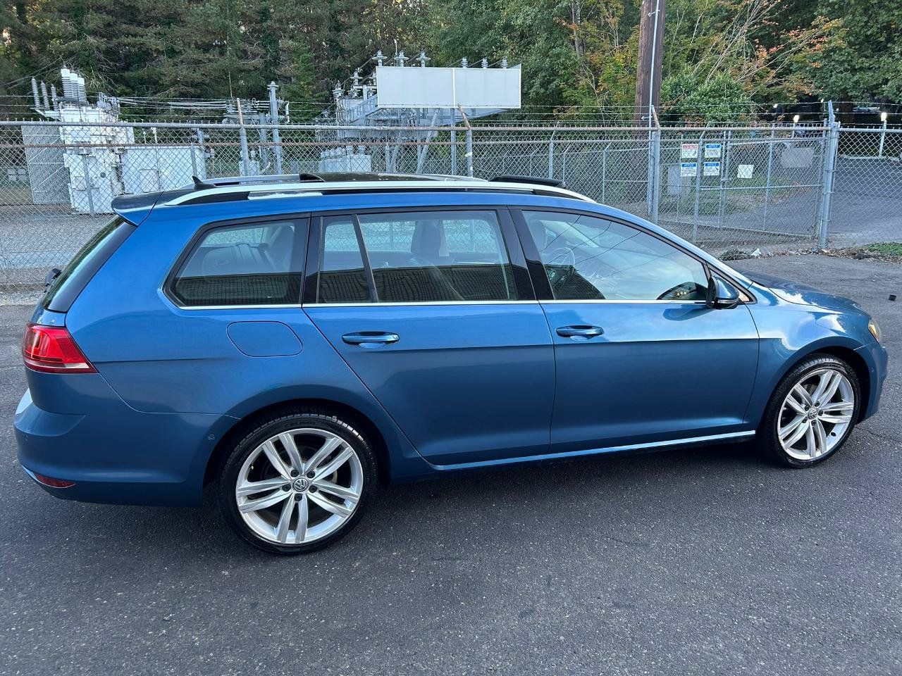 Used 2017 Volkswagen Golf SEL FWD image 4