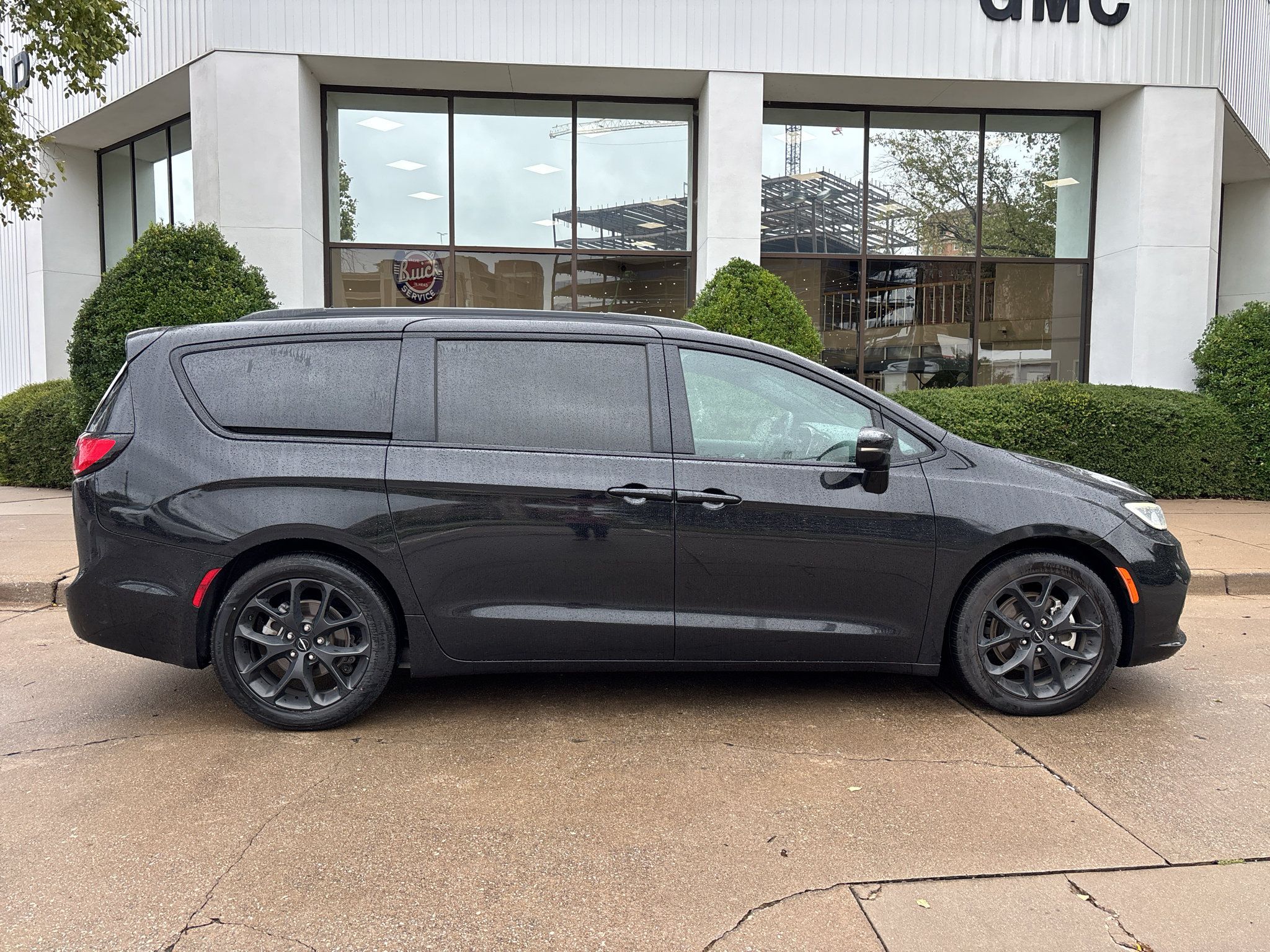 Used 2025 Chrysler Pacifica Limited FWD image 9