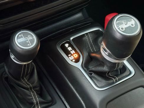 Used 2018 Jeep Wrangler Unlimited Sahara w/ Dual Top Group image 15