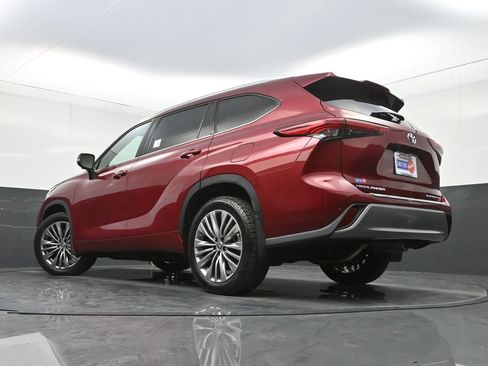 Used 2023 Toyota Highlander Platinum image 34
