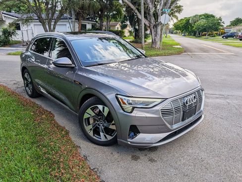 Used 2021 Audi e-tron Premium w/ Towing Package image 17