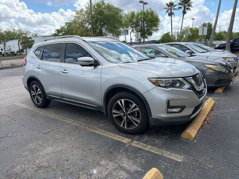 Used 2018 Nissan Rogue SL image 2