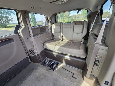 Used 2011 Chrysler Town & Country Limited image 11