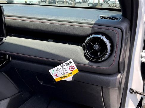 Used 2024 Chevrolet Colorado Z71 w/ Z71 Convenience Package 2 image 16