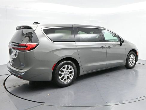 Used 2025 Chrysler Pacifica Select FWD image 7