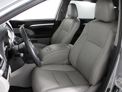 Used 2019 Toyota Highlander XLE AWD/4WD image 20