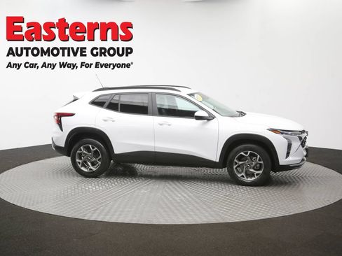 Used 2025 Chevrolet Trax LT FWD image 46